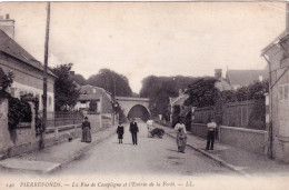 60 - Oise - PIERREFONDS - La Rue De Compiegne Et L'entrée De La Foret - Pierrefonds