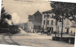 JUJURIEUX (Ain) - Avenue De La Gare - Passage Du Tramway Devant Le Café, La Croix - Pelliculée - Voyagé 1910 (2 Scans) - Ohne Zuordnung