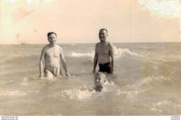 VIET NAM TONKIN INDOCHINE PHOTO TAILLE CPA DEUX HOMMES ET UN ENFANT DANS LA MER - Anonyme Personen