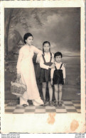 VIET NAM TONKIN INDOCHINE PHOTO TAILLE CPA UNE FEMME ET DEUX ENFANTS - Anonymous Persons