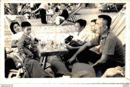 VIET NAM TONKIN INDOCHINE PHOTO TAILLE CPA UNE FAMILLE AUTOUR D'UNE TABLE DE PIQUE NIC - Anonyme Personen