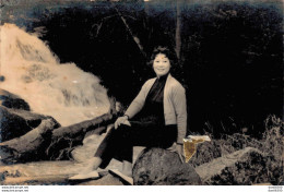 VIET NAM TONKIN INDOCHINE PHOTO TAILLE CPA FEMME SOURIANTE ASSISE SUR UN ROCHER - Anonymous Persons