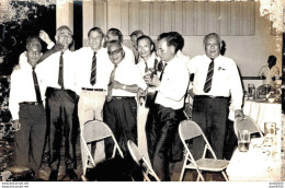 VIET NAM TONKIN INDOCHINE PHOTO TAILLE CPA GROUPE D'HOMMES LORS D'UN REPAS QUI SEMBLE BIEN ARROSE - Anonymous Persons