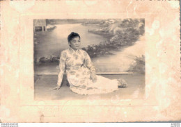 VIET NAM TONKIN INDOCHINE PHOTO 12 X 8 CMS UNE FEMME ASSISE LEGENDE AU DOS EN VIETNAMIEN - Anonyme Personen