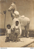 VIET NAM TONKIN INDOCHINE PHOTO 12.5 X 9 CMS DEUX JEUNES ENFANTS DEVANT LA STATUE D'UN CHEVAL ET D'UN PERSONNAGE - Anonyme Personen