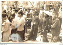 VIET NAM TONKIN INDOCHINE PHOTO DE 11 X 8 CMS UNE FOULE SUR UNE PLACE REGARDE - Anonyme Personen