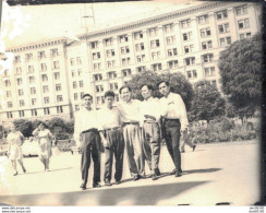 VIET NAM TONKIN INDOCHINE PHOTO 11.5 X 8.5 CMS CINQ JEUNES HOMMES PRENANT LA POSE DEVANT UN BATIMENT - Anonyme Personen