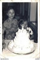 VIET NAM TONKIN INDOCHINE PHOTO 12.5 X 9 CMS UNE FEMME DEVANT UN GATEAU DE MARIAGE - Anonyme Personen