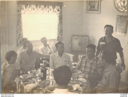 VIET NAM TONKIN INDOCHINE PHOTO DE 12.5 X 9.5 CMS DES GENS AUTOUR DE LA TABLE POUR UNE REPAS BIEN ARROSE - Persone Anonimi