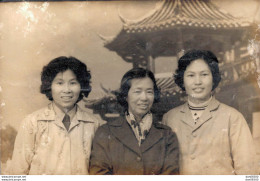 VIET NAM TONKIN INDOCHINE PHOTO 12.5 X 9 CMS TROIS FMMES LEGENDEE AU DOS EN IDEOGRAMMES - Anonyme Personen