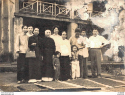 VIET NAM TONKIN INDOCHINE PHOTO DE 12 X 9 CMS UNE REUNION DE FAMILLE - Persone Anonimi