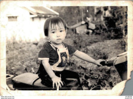 VIET NAM TONKIN INDOCHINE PHOTO DE 12 X 9 CMS UN JEUNE ENFANT SUR UN SCOOTER LEGENDEE AU DOS EN VIETNAMIEN - Persone Anonimi