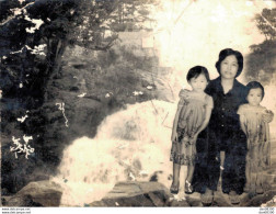 VIET NAM TONKIN INDOCHINE PHOTO DE 11.5 X 8 CMS UNE FEMME ET DEUX ENFANTS DANS LA NATURE - Persone Anonimi