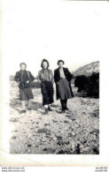 VIET NAM TONKIN INDOCHINE PHOTO DE 7 X 4.5 CMS TROIS FEMMES EN DECEMBRE 1942 LEGENDE AU VERSO - Persone Anonimi