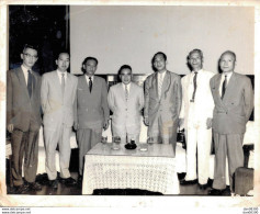 VIET NAM TONKIN INDOCHINE PHOTO DE 12.5 X 10 CMS SEPT HOMMES EN COSTUME LES CADRES D'UNE ENTREPRISE LE PATRON AU CENTRE - Persone Anonimi