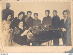 VIET NAM TONKIN INDOCHINE PHOTO 18 X 13 CMS GROUPE DE GENS AUTOUR D'UN PIANO ET D'UNE PIANISTE QUI RECOIT UNE PARTITION - Persone Anonimi