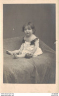 CARTE PHOTO NON IDENTIFIEE REPRESENTANT UNE FILLETTE ASSISE SUR LE LIT - A Identifier