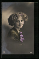 Foto-AK NPG Nr.3359: Mädchen Mit Aufgestecktem Haar Und Lila Blumen  - Photographs