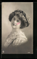 Foto-AK NPG Nr.2137: Dame Mit Hochgesteckten Haaren Und Leicht Geöffneten Lippen  - Photographs
