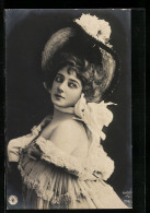 Foto-AK NPG Nr.298 /9: Hübsche Junge Frau Mit Extravagantem Hut  - Photographs