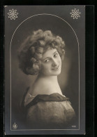 Foto-AK NPG Nr.1820: Blonde Dame Schaut Lächelnd über Die Schulter  - Photographie