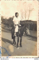 VIET NAM TONKIN INDOCHINE PHOTO DE 8 X 6 CMS UNE JEUNE FILLE SUR UN CHEVAL - Persone Anonimi