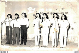 VIET NAM TONKIN INDOCHINE PHOTO TAILLE CPA UNE CHORALE SUR SCENE - Anonyme Personen