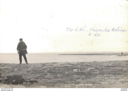 PHOTO TAILLE CPA UN HOMME SUR L'LE DE RE AU PHARE DES BALEINES - Luoghi