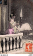 FEMME SUR UN BALCON SOUS LA NEIGE UNE FLUTE A LA MAIN - Femmes