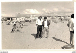 VIET NAM TONKIN PHOTO TAILLE CPA DEUX HOMMES SUR LA PLAGE - Anonyme Personen