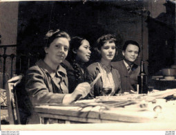 VIET NAM TONKIN INDOCHINE PHOTO 12 X 9 CMS DEUX FEMMES DE TYPE CAUCASIEN ET UN COUPLE D'ASIATIQUE A ASSIS A UNE TABLE - Anonyme Personen