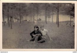 VIET NAM TONKIN INDOCHINE PHOTO DE 12 X 8 CMS UNE FEMME ET UN HOMME ASSIS DANS L'HERBE - Anonyme Personen