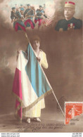 FEMME EN ROBE BLANCHE TENANT UN GRAND DRAPEAU FRANCAIS AU DESSUS DES POILUS AU COMBAT ET UN GENERAL - Patriotic