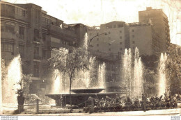 VIET NAM TONKIN INDOCHINE  PHOTO 14 X 9 CMS DES BATIMENTS DES JETS D'EAU - Orte