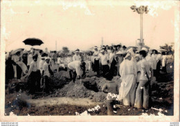 VIET NAM TONKIN INDOCHINE  PHOTO 13 X 9 CMS TRAVAUX DE VOIRIES ATTIRANT DU MONDE - Lieux