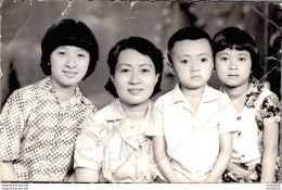 VIET NAM TONKIN INDOCHINE  PHOTO 14 X 9 CMS TROIS ENFANTS AVEC LEUR MERE - Persone Anonimi