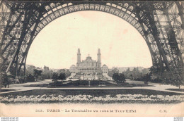 75 PARIS LE TROCADERO VU SOUS LA TOUR EIFFEL - Eiffeltoren