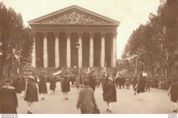 75 PARSI AMERICAN LEGION LE DEFILE QUI PASSE DEVANT L'EGLISE DE LA MADELEINE - Churches