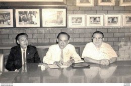 VIET NAM TONKIN INDOCHINE PHOTO TAILLE CPA TROIS HOMMES A LA SIGNATURE D'UN DOCUMENT - Anonyme Personen