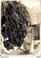 VIET NAM TONKIN INDOCHINE PHOTO 11 X 8 CMS UNE FEMME PRES D'UN ARBRE ETRANGE - Anonyme Personen