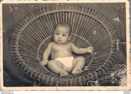 VIET NAM TONKIN INDOCHINE PHOTO 6 X 8 CMS UN BEBE DANS UN FAUTEUIL EN ROTIN - Anonyme Personen