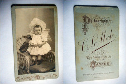 PHOTO CDV ENFANT JEUNE FILLE SUR SON FAUTEUIL MODE Cabinet LE MERLE  A VANNES - Anciennes (Av. 1900)