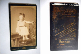 PHOTO CDV ENFANT JEUNE FILLE CHIC  MODE Cabinet GERARD  A RENNES - Alte (vor 1900)