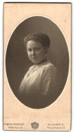 Fotografie Wilhl. Redeke, Hildesheim, Kreuzstrasse 22, Junge Dame Im Weissen Kleid, 1916  - Anonymous Persons