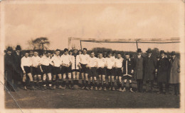 CARTE PHOTO - Equipe De Football - Terrain - Sport - Filets - Buts - Carte Postale Ancienne - Photographie