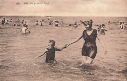 Le Premier Bain * Baigneur Enfant Et Baigneuse * Maillot De Bain Mode - Mode