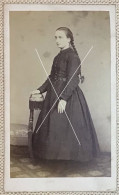 MONS 1862 -1876 Portrait CDV D’une Jeune Femme En Robe Crinoline Par L Henry Professeur De Chimie Et De Photographie - Alte (vor 1900)