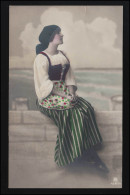 Foto AK RPH 4281/4 Junge Frau In Tracht Und Kopftuch Auf Mauer, DÖBERITZ 25.9.14 - Fashion