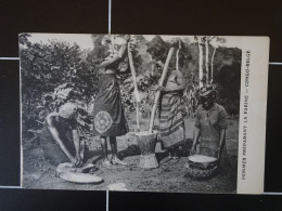 Femmes Préparant La Farine Congo-Belge - Congo Belga