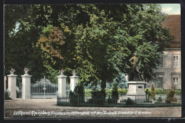 AK Rheinsberg, Eingang Zum Schlosspark Mit Denkmal Friedrichs Des Grossen  - Rheinsberg